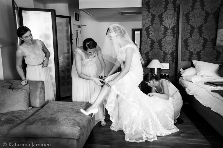 reportage wedding photography - black and white photos - bride getting ready